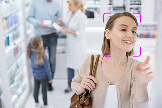 mujer-joven-compras-farmacia-min